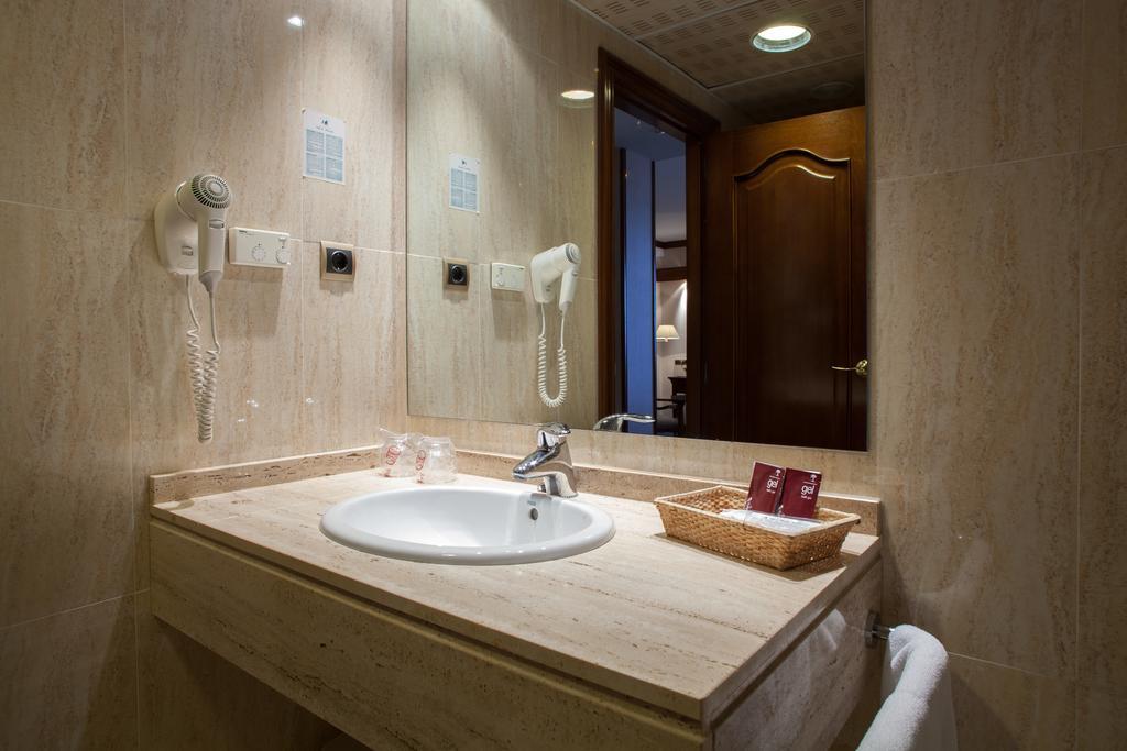 Hotel Villa De Альмасан Екстер'єр фото